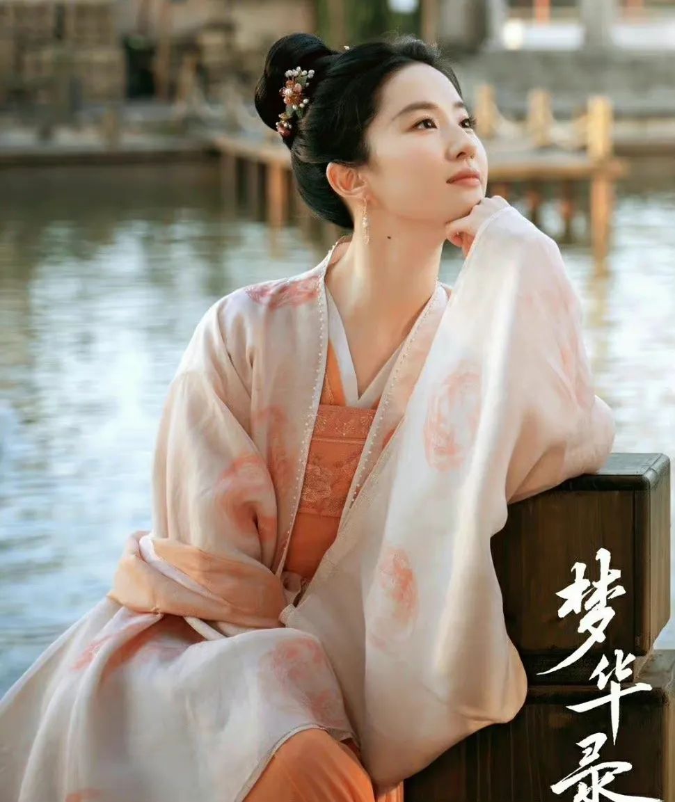 很多人觉得刘亦菲在《梦华录》里说起台词来气虚,再