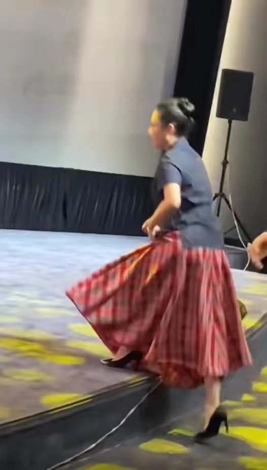 离开修图的陈红，穿半裙外扎腰暴露奶奶身材，气场很强但脸却老了