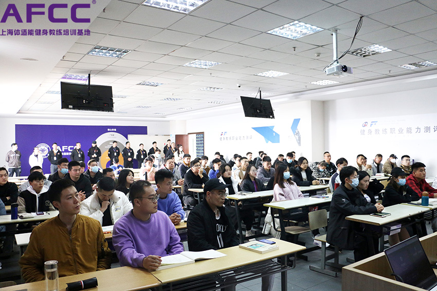 私人教练培训班的价格大概是多少钱呢？