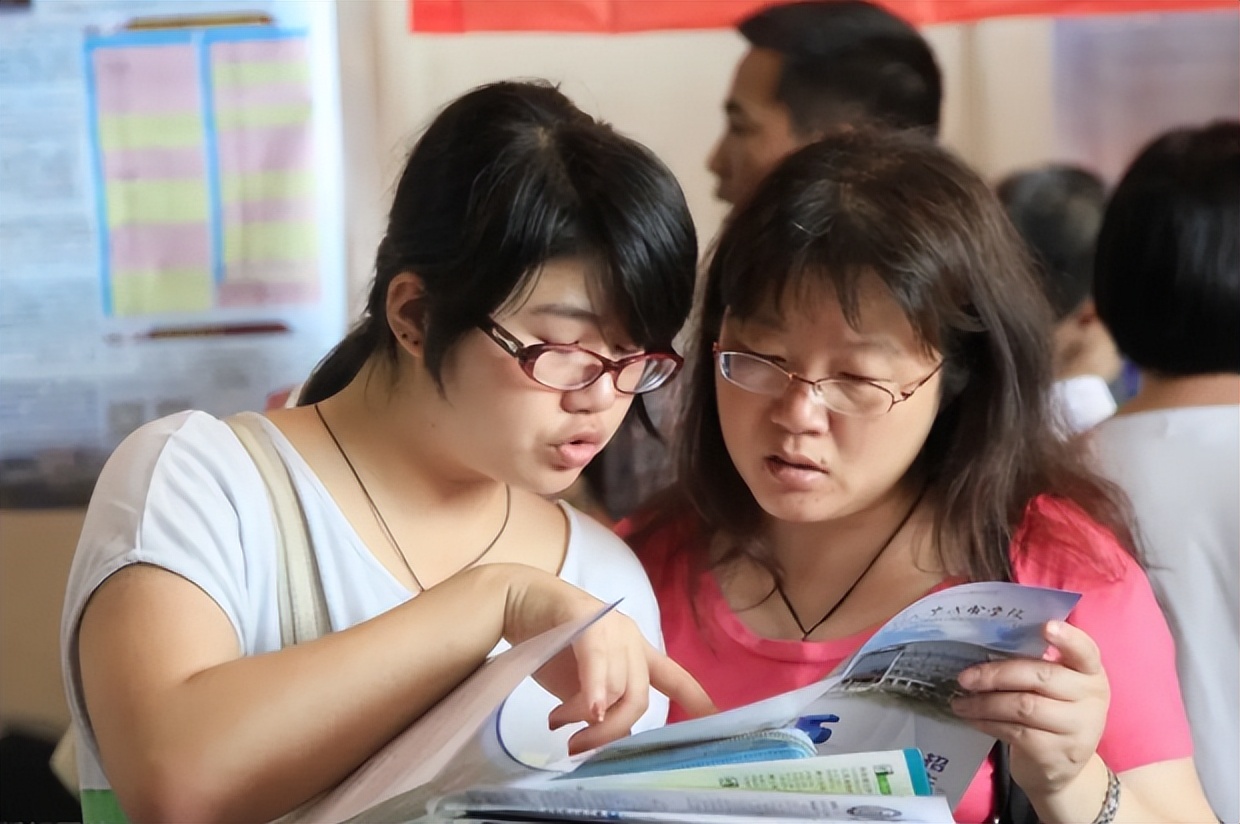 2022高考在即，报考时优先选“专业”还是“学校”？教授给出答案