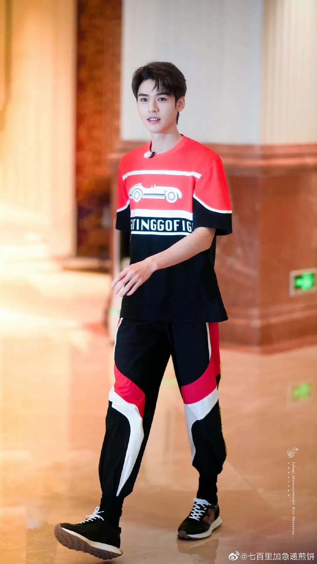 综艺《极限挑战》横店路透中帅气的龚俊