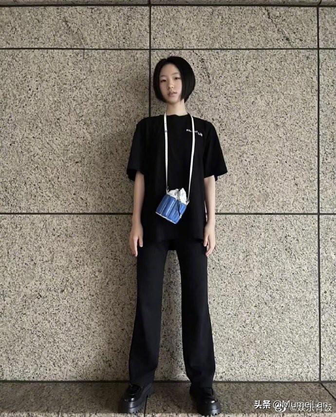 小S大女儿许曦文Elly剪了短发，并分享了照片，好像妈妈小S~ ​​​​