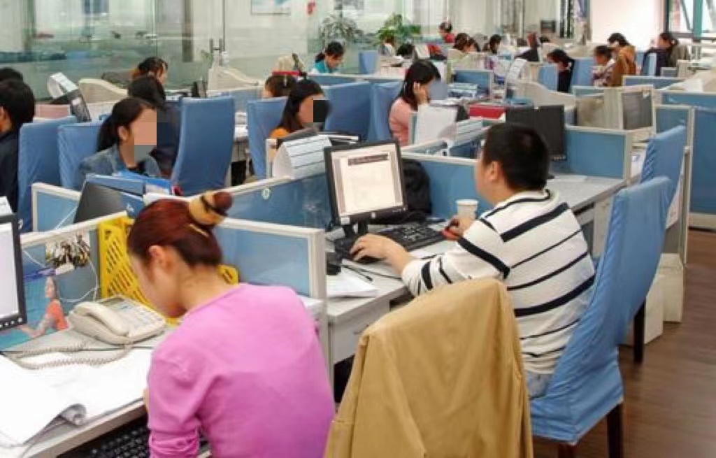 一大早，胡姐刚走进办公室，就扑上来一个人影,她定睛一看，原来是同事小雨