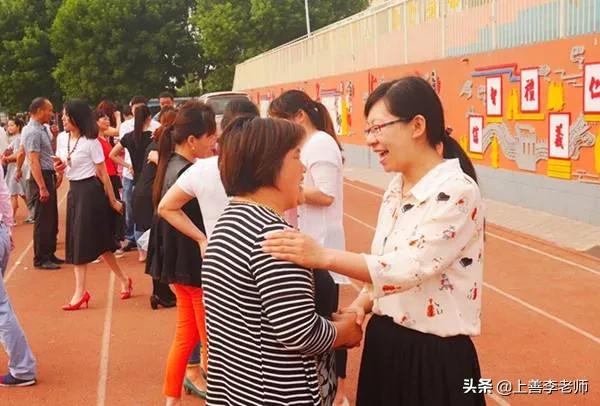 老师领结婚证，父母在家长群接龙买“高端礼物”，评论区热闹了