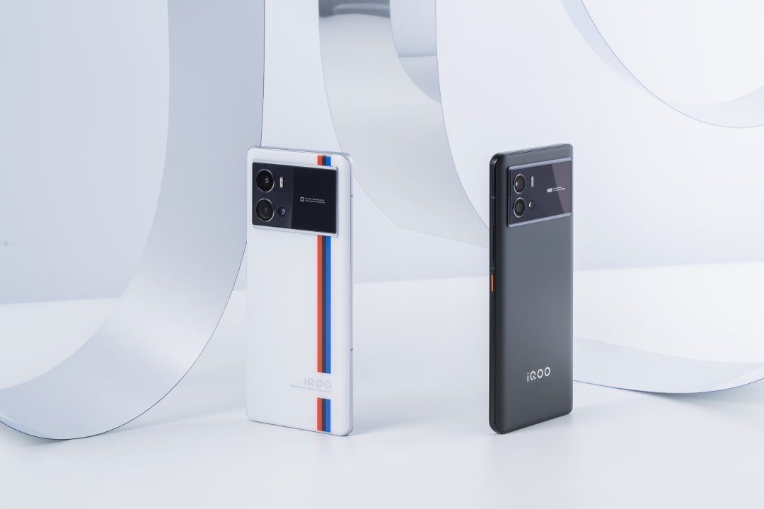 别再买超大杯了，这些手机&ldquo;中杯&rdquo;更值得买