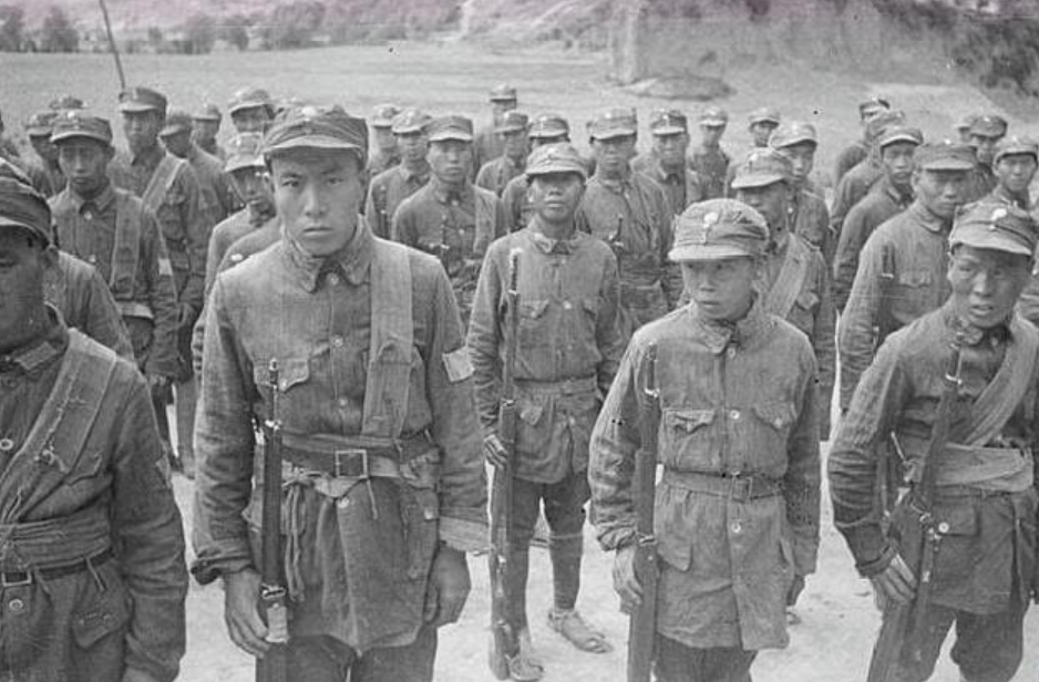 毛主席被胡宗南围困，距离不到500米，生死之际出奇兵，谁来了？