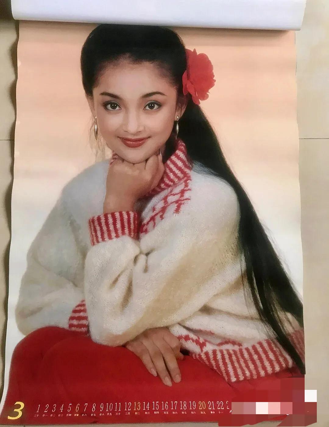 周迅刚出道的时候是挂历女郎,据说当时拍一张挂历是20元,虽然现在看不