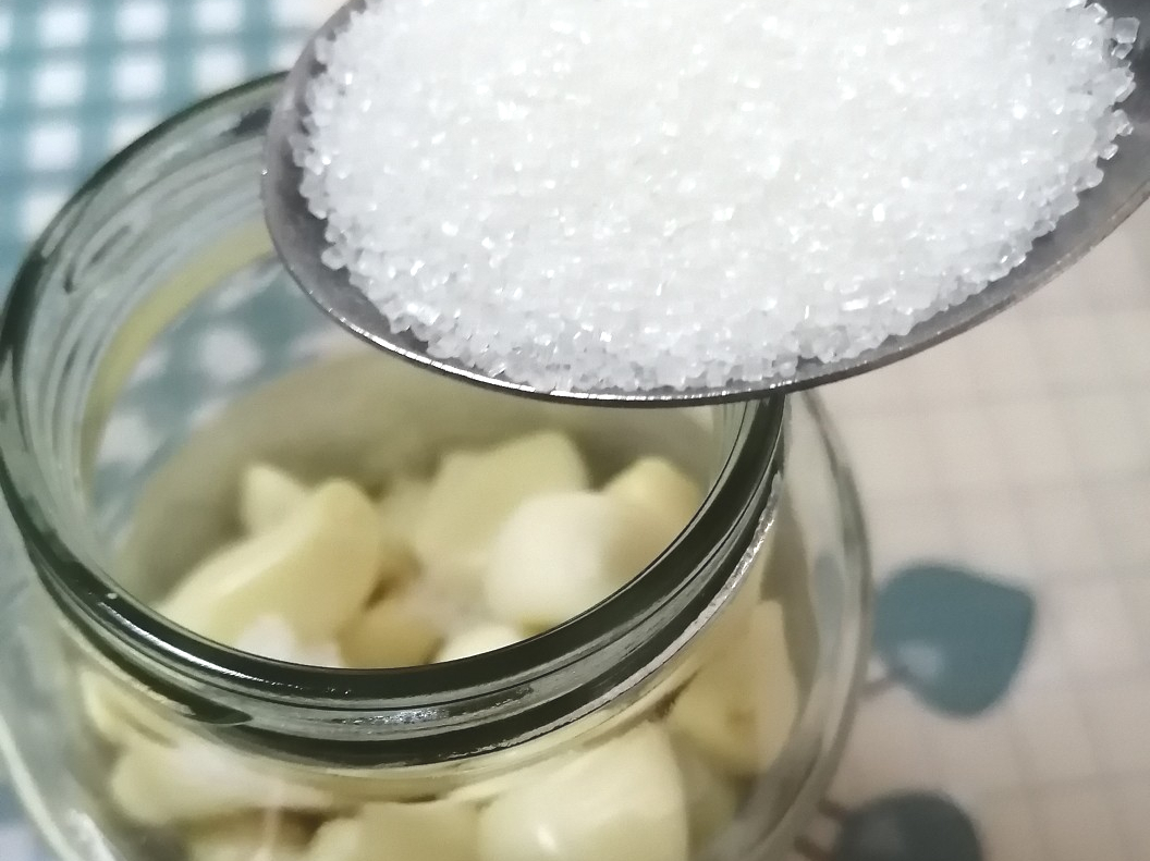 腌制腊八蒜，用陈醋还是米醋？大厨教您正确做法，蒜香浓郁不烧心