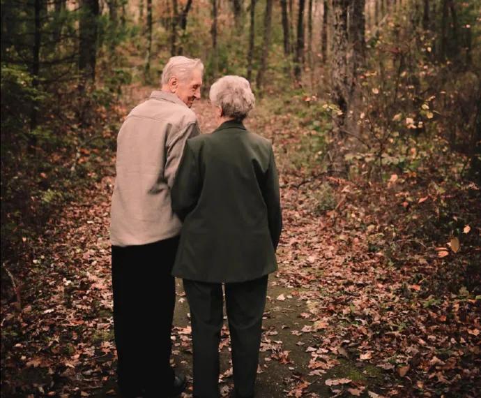 2018年，老太太化身少女与丈夫网恋骗200万，男子：报警，离婚