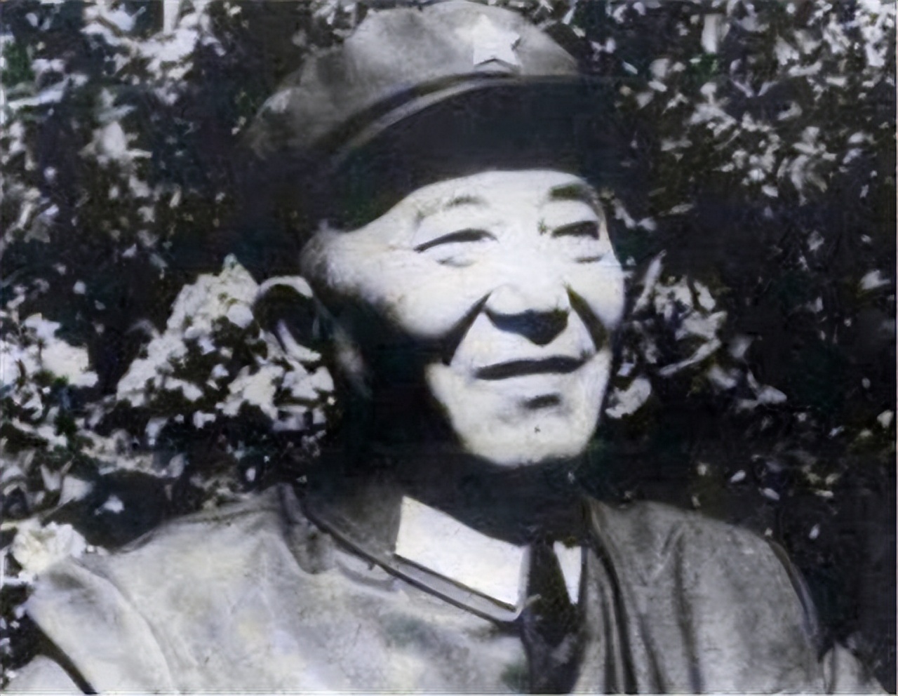 毛主席如何评价邓小平？在纸上写下3字评价，周总理会意后加一字