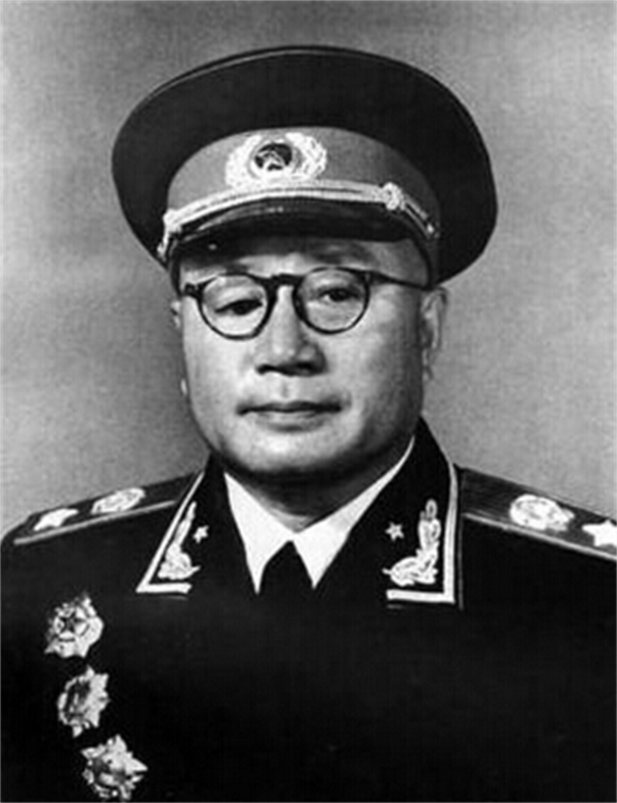 一学生家境困难登报后惊动中央，人民大会堂设宴3桌，宴请他全家