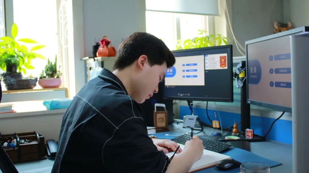 他来自河南，考入北京名校，任学生会主席，如今获保送资格，并担任辅导员！