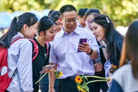 武大附属中学高薪聘老师，待遇优厚有编制，不比深圳中学教师差