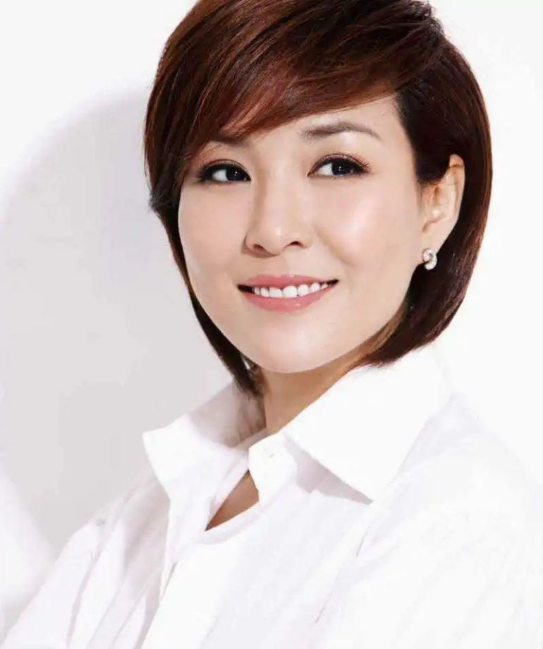 放弃央视“铁饭碗”，主持人半路转行，这5位明星如今后悔了吗？