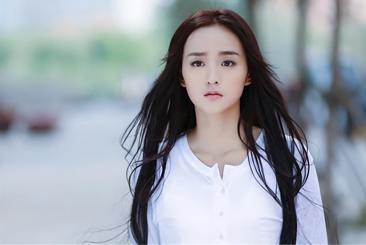 “网瘾女星”何泓姗：为了买皮肤才接戏，曾在演技上胜过倪妮