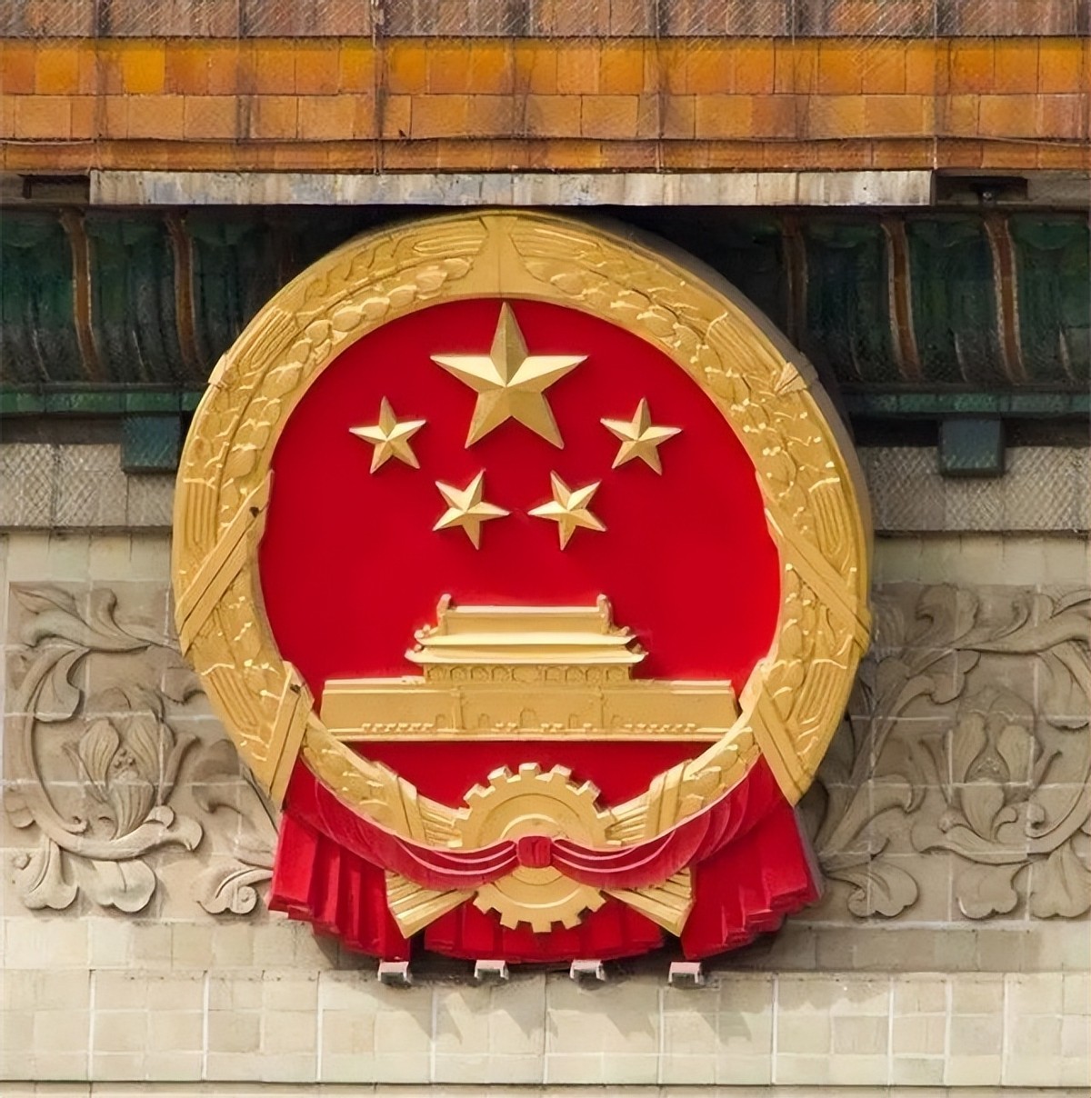 2022年庆祝国庆节图片(天安门除了毛主席画像，还悬挂着国徽，2019年曾发生过变化)