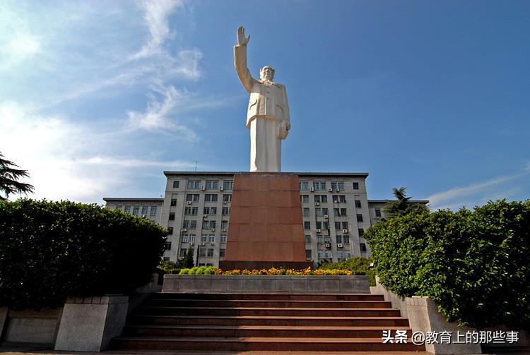 2022世界大学工科排行，清华大学位居榜首，华科大学成为最大黑马