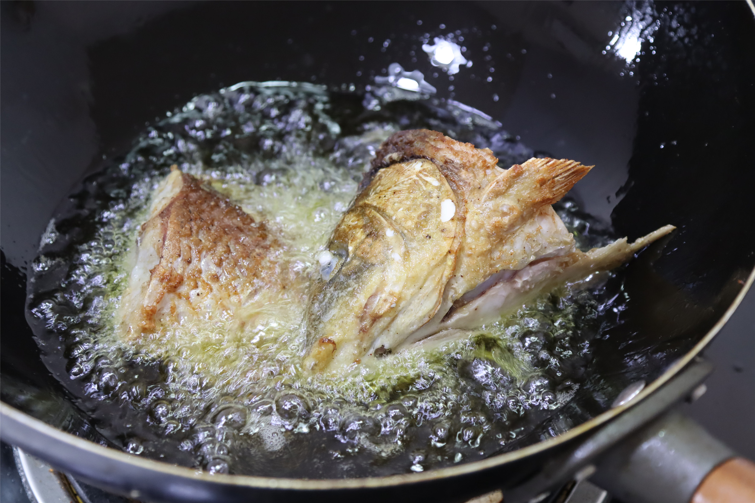 做紅燒魚，魚肉腥不入味？ 70歲奶奶教2招，魚肉軟滑鮮美，不夠吃