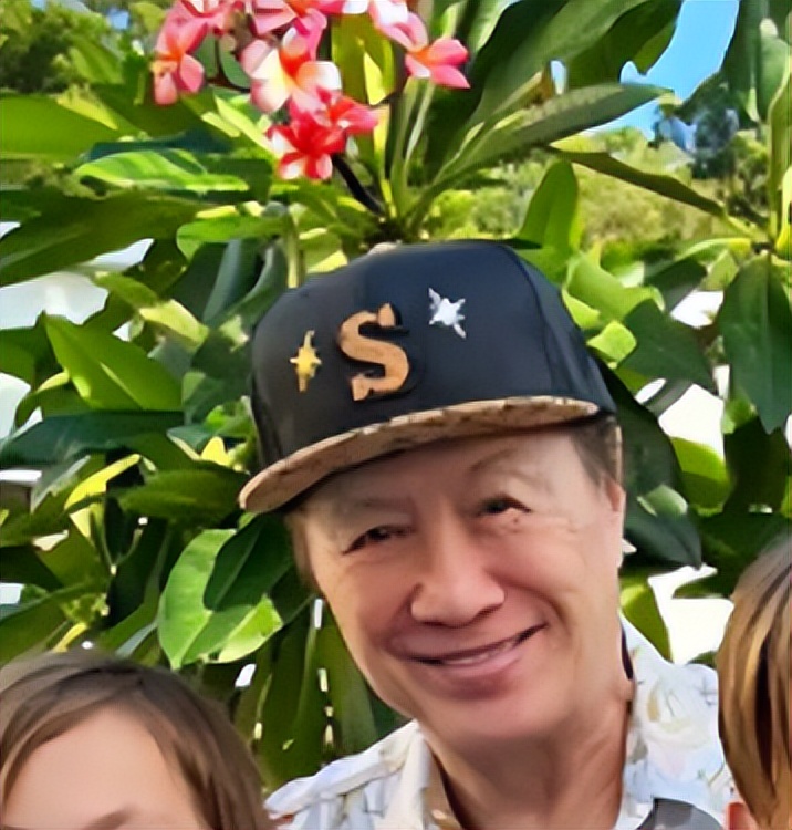 74歲的許冠傑看似輕鬆曬全家福！