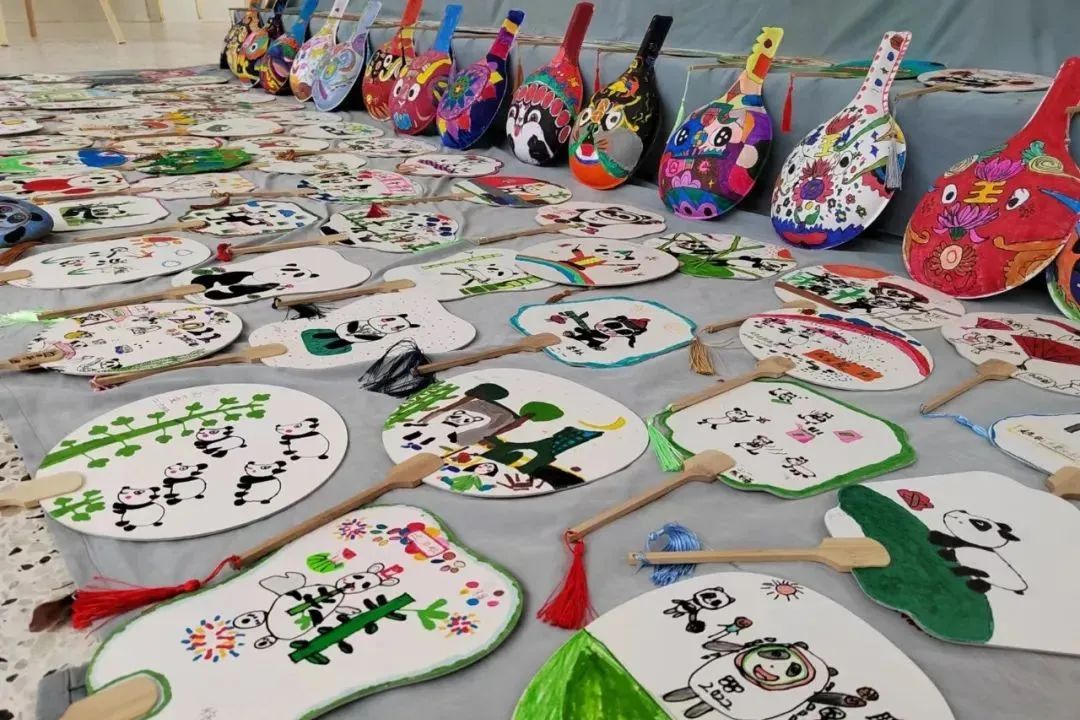 连接梦想，缤纷童年｜双流区实验小学外国语学校举行美术社团展览