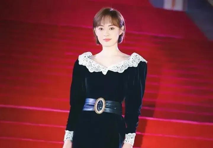 孙俪还是头发留长一点更好看，比短发多了温婉和优雅，多了女人味