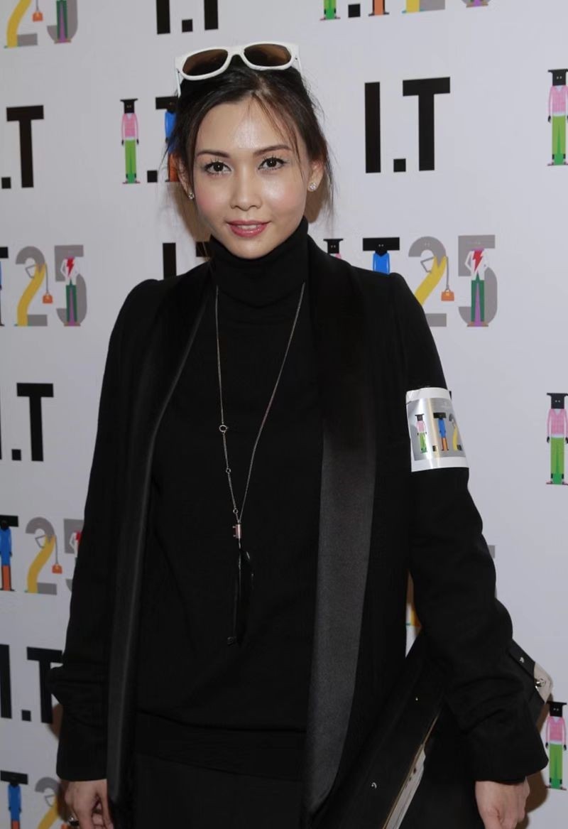 邱淑贞罕见携夫亮相，颜值冻龄似吃防腐剂，豪门丈夫半秃头像爸