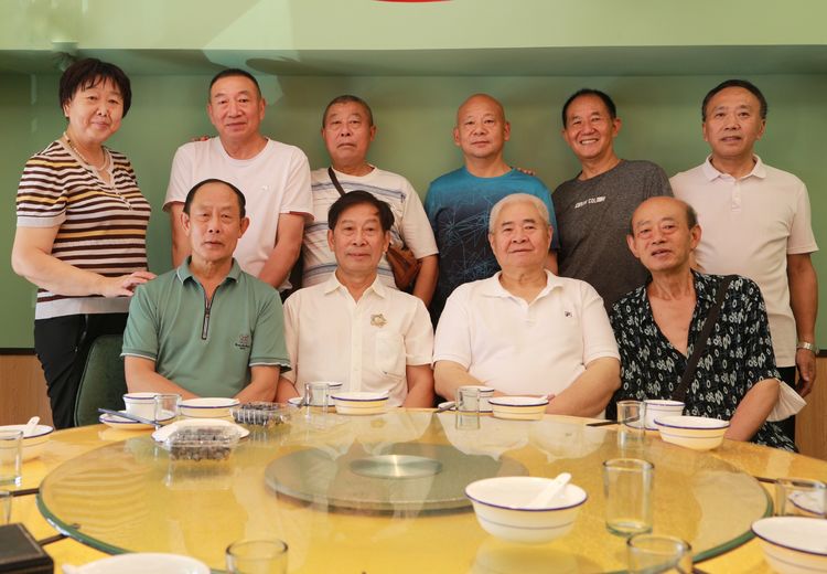 几载铁兵集蓉城，一朵绿花续军魂。 美篇制作：张淑芬