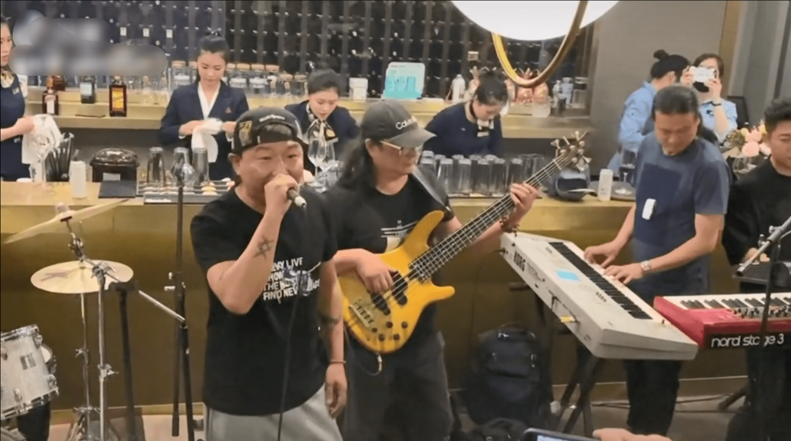 陈羽凡现身KTV唱歌，身材暴瘦认不出，手舞足蹈精神亢奋引猜测