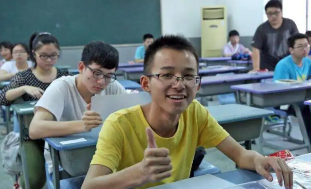 为啥高考当天不建议穿校服？资深班主任给出答案，原来大有学问