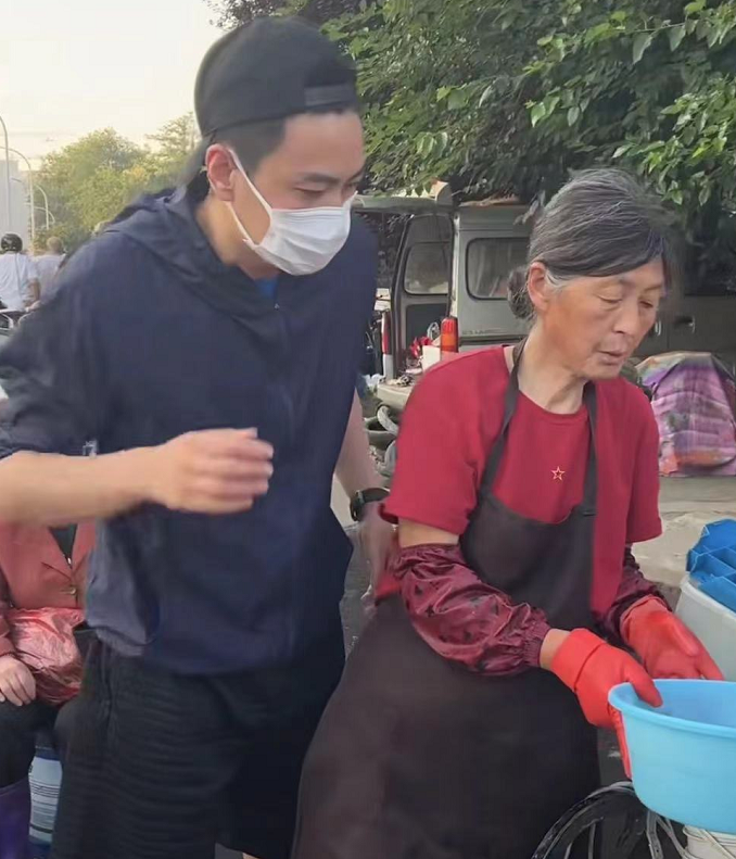 戏骨李飞陪乡下母亲卖鱼，起早贪黑赚一两百，开车边拍视频太危险