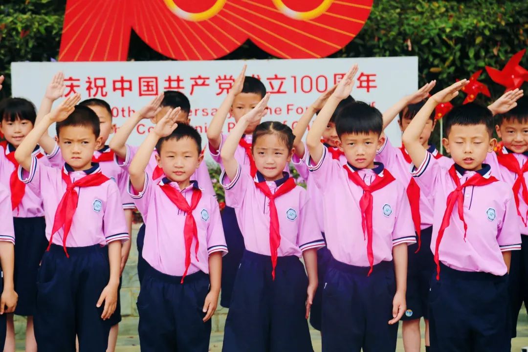 四川天府新区新兴小学举行2022年第一批新队员入队仪式