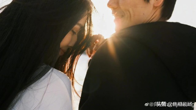 向佐晒一家三口照，轻抚妻子腹部满脸幸福，郭碧婷大肚抢镜