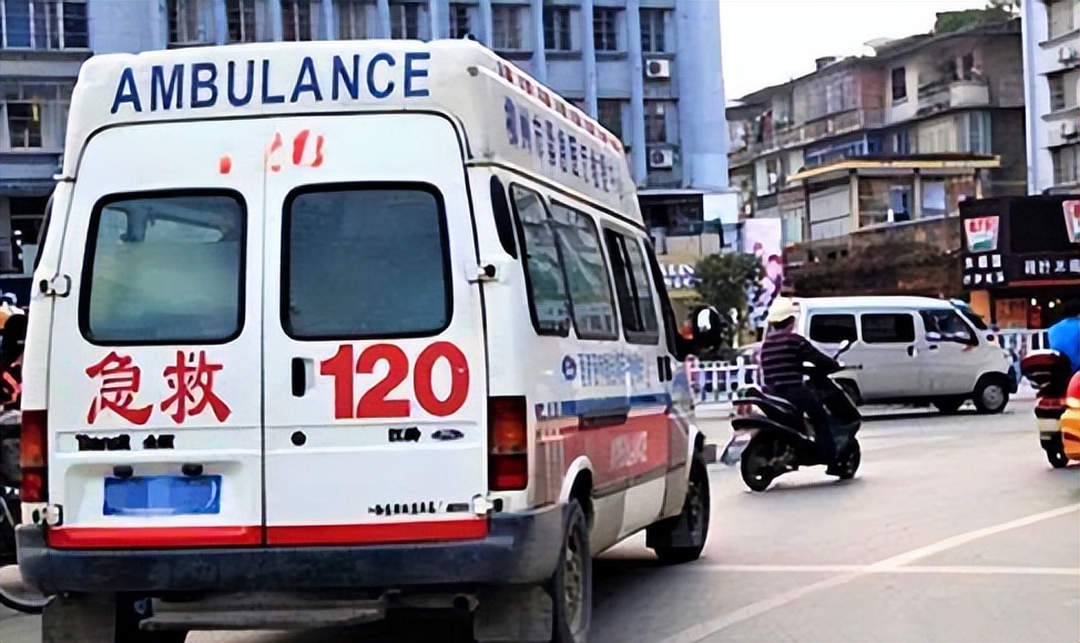 女大学生失恋后流落街头，和拾荒男人产下女婴，母亲泣不成声