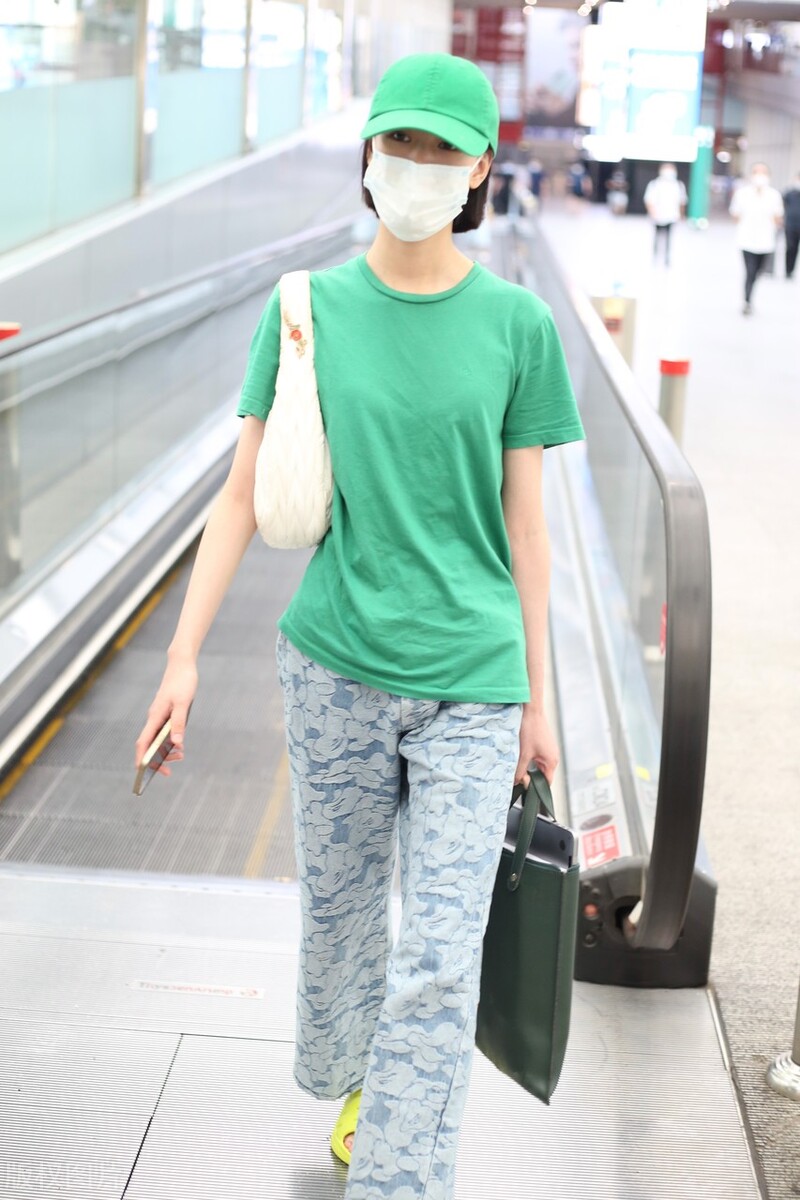 邱天黑色短T搭碎花长裤现身机场穿拖鞋率性大方