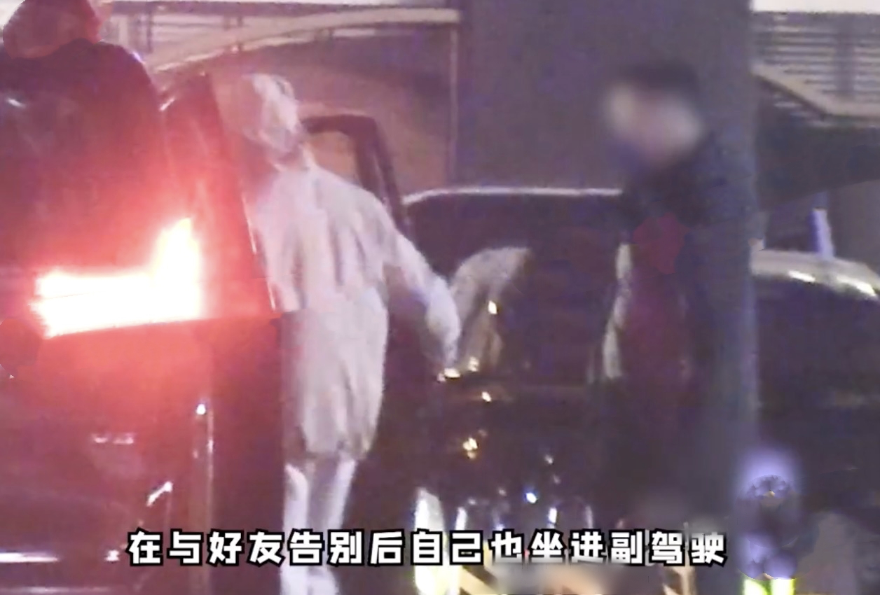 杜江携妻聚餐到凌晨，为霍思燕开车门像保镖，婚后9年依然绅士