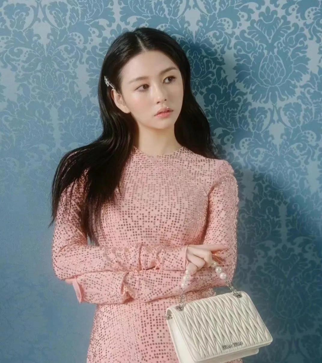 邱淑贞女儿身材好真任性！拿丝巾当“上衣”穿，看着简单却挺时髦