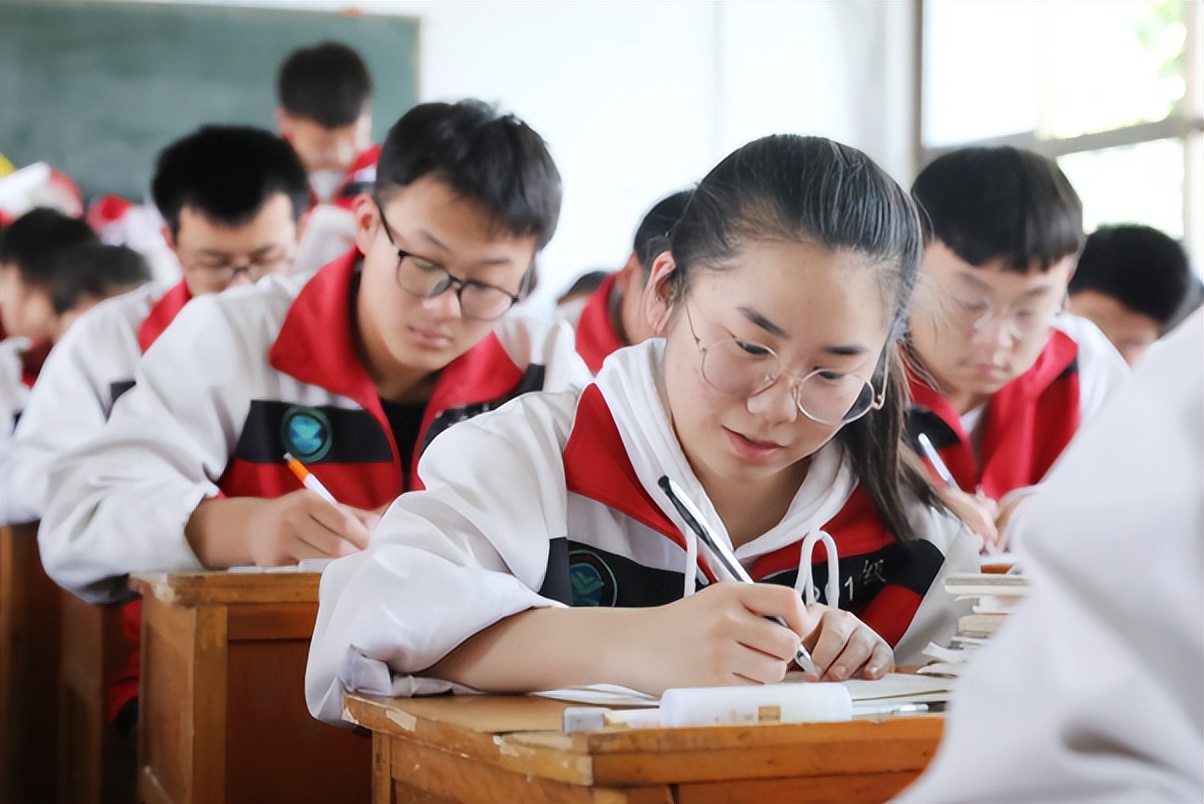 2022高考人数出炉，看到河南的高考人数，才知道各省份差距如此大