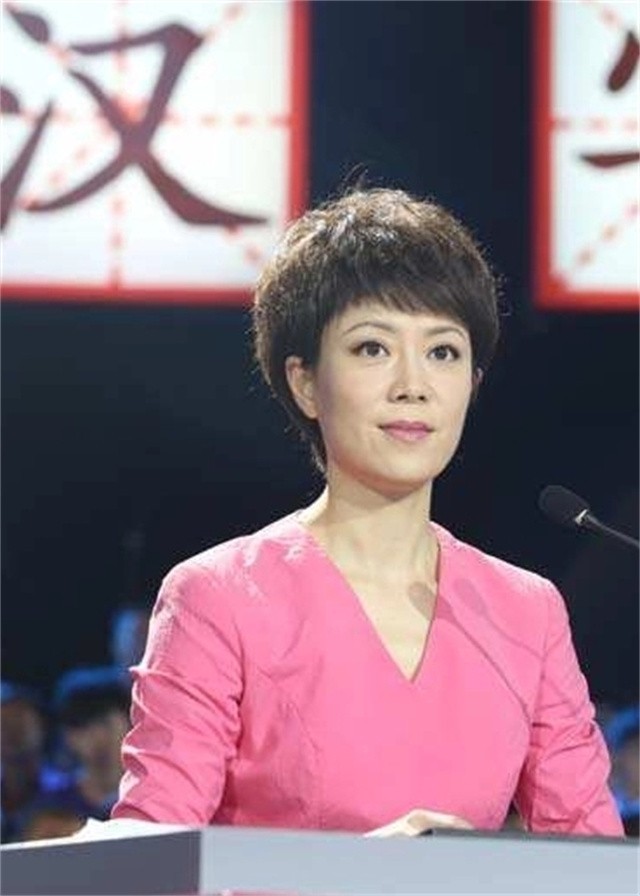 48岁央视主持李文静，戴假发10多年，与老公一直坚持成为丁克一族