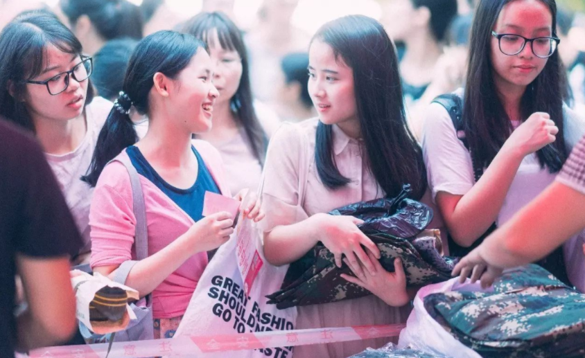 刚上大学就有人追的女生，多半有这4个特点，全中的易成“校花”