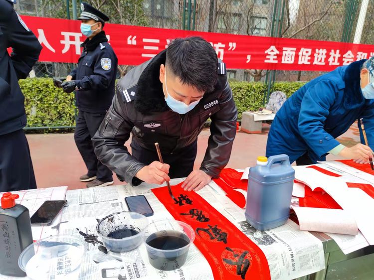 西安公安航天分局开展“三送一访 平安过年”亲民暖民活动