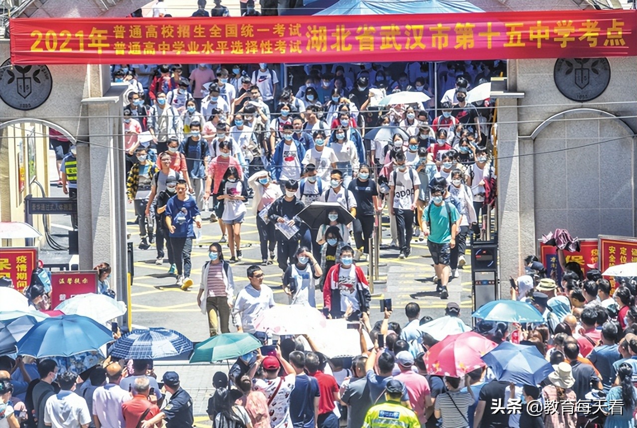 中学生迎来“坏消息”，2022高考或发生新变化，达线难度上升了