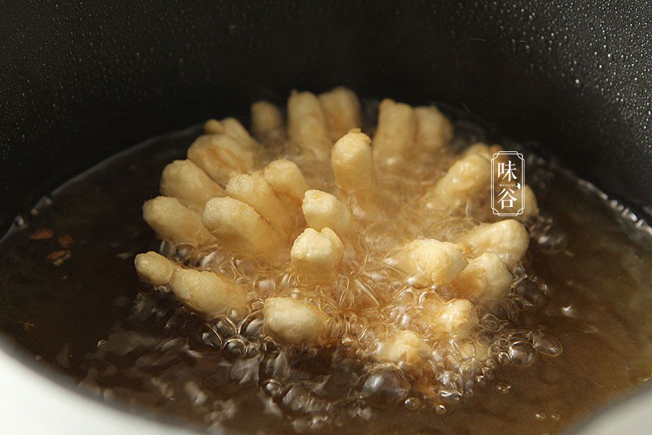 年夜饭，杏鲍菇这样做，不炒不凉拌，好吃又喜庆，寓意：锦上添花