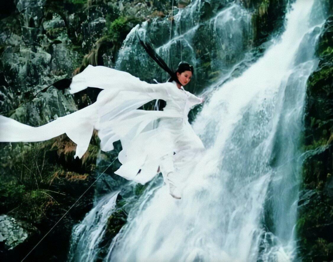 有一种“暖”叫善良，黄晓明救人，岳云鹏挡酒，个个细节见人品