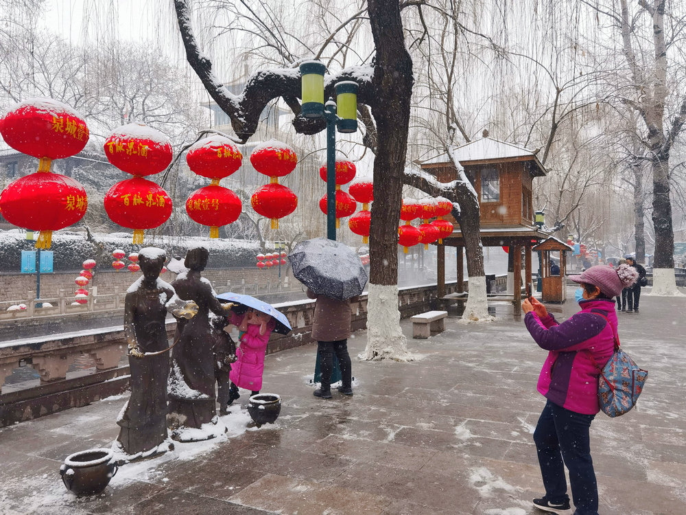 雪送祥瑞兆丰年：济南市民冒雪赏景