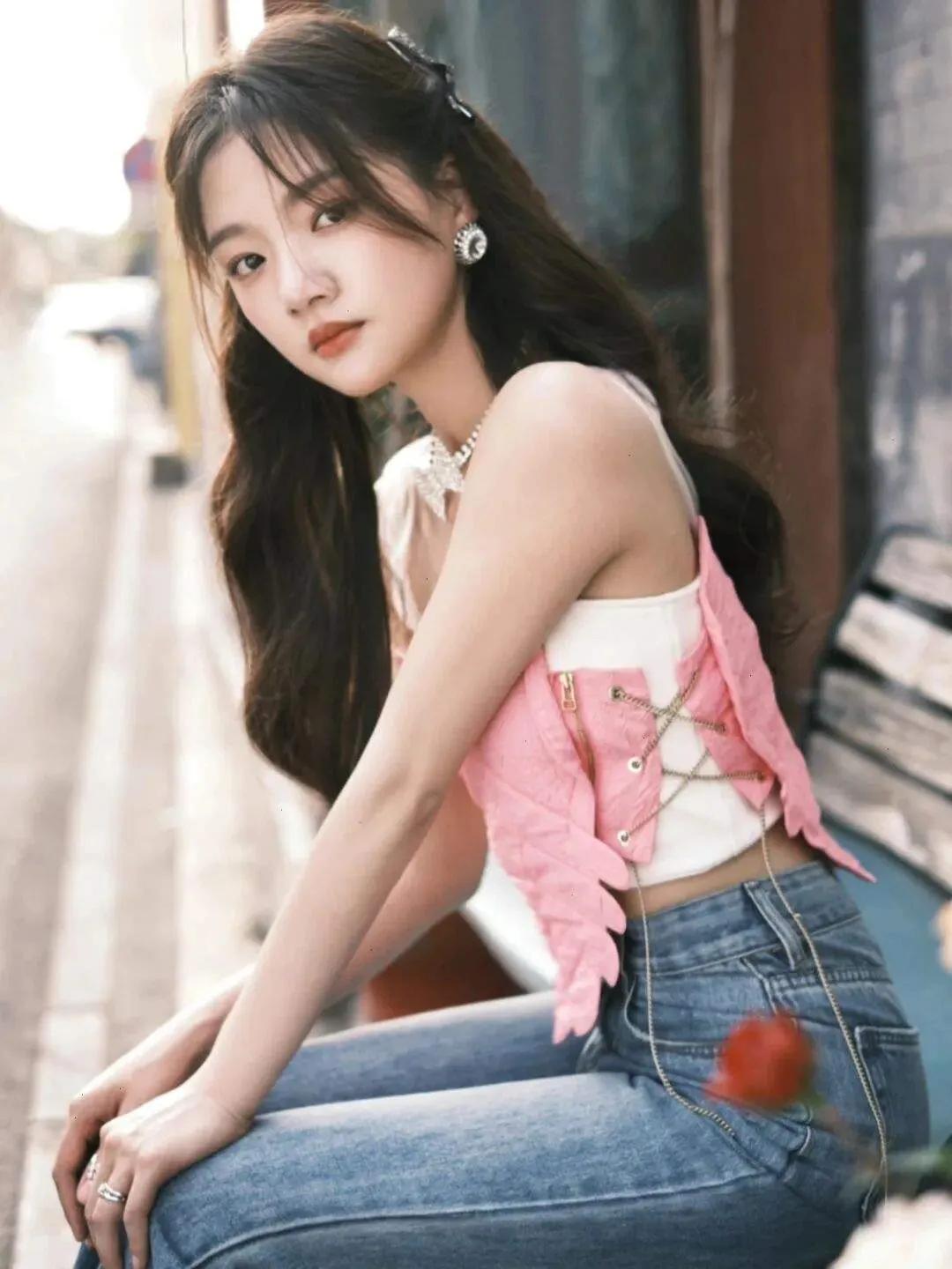 梦幻粉色，大女生戚薇、杨幂和金晨，小女生孙怡、任敏和周洁琼、