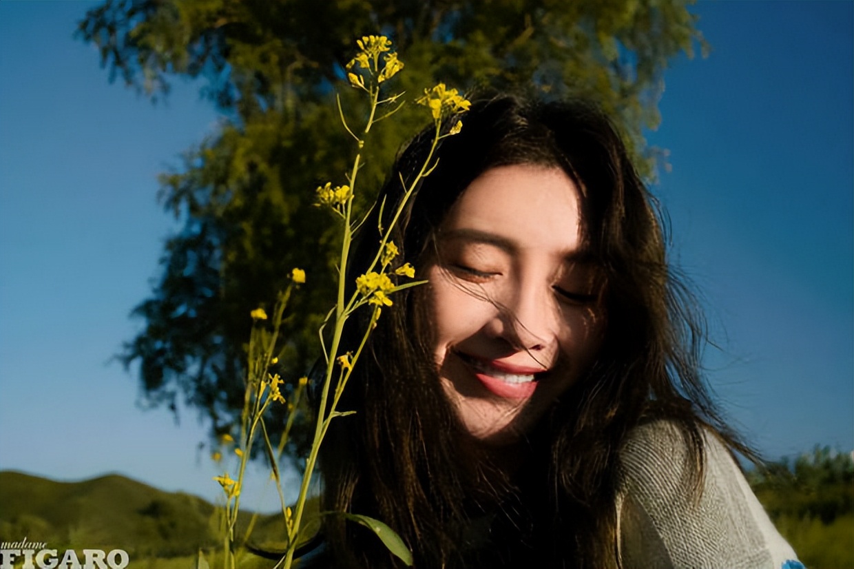 江疏影秋日故事感大片释出 多种气质穿搭复古知性