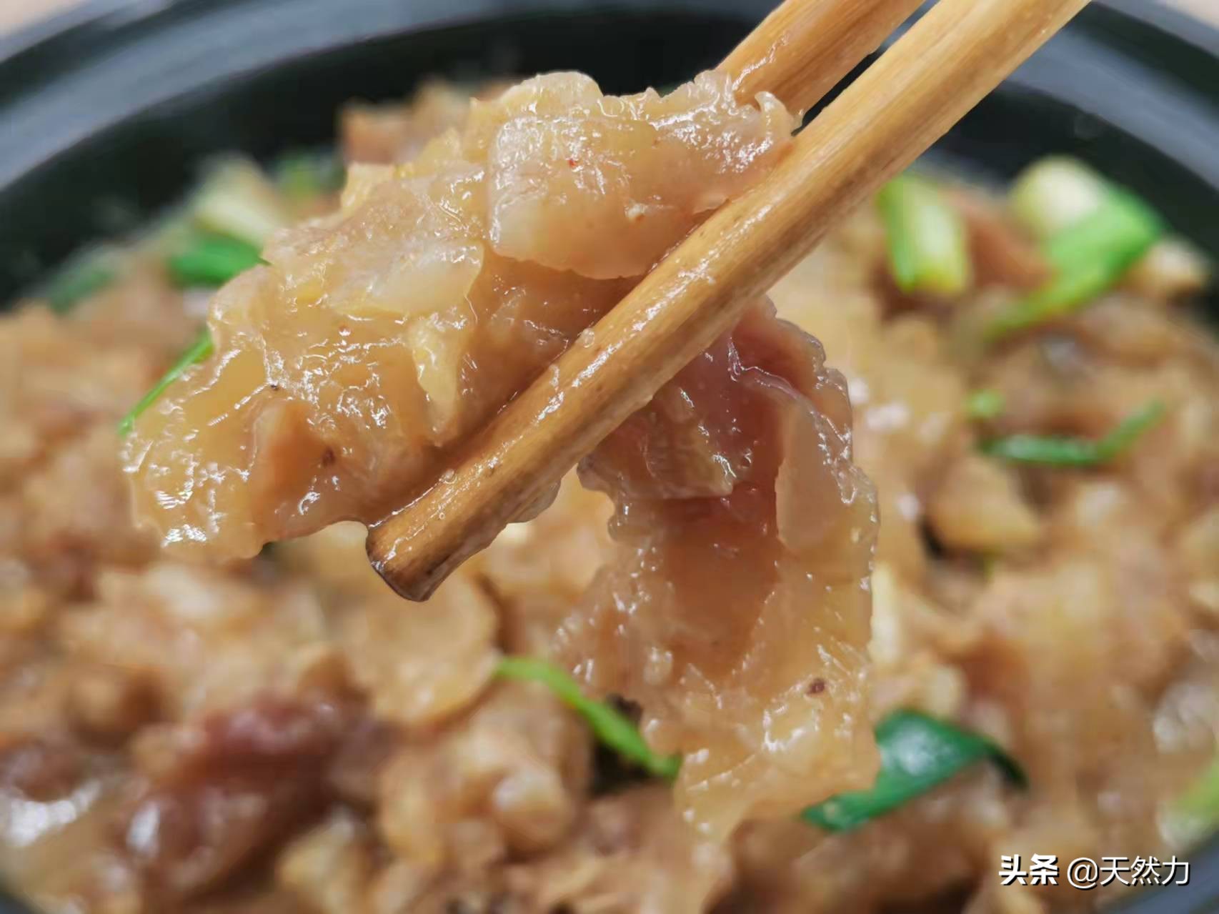 牛蹄筋要怎么做才软烂入味，教你家常做法，一口下去全是胶原蛋白