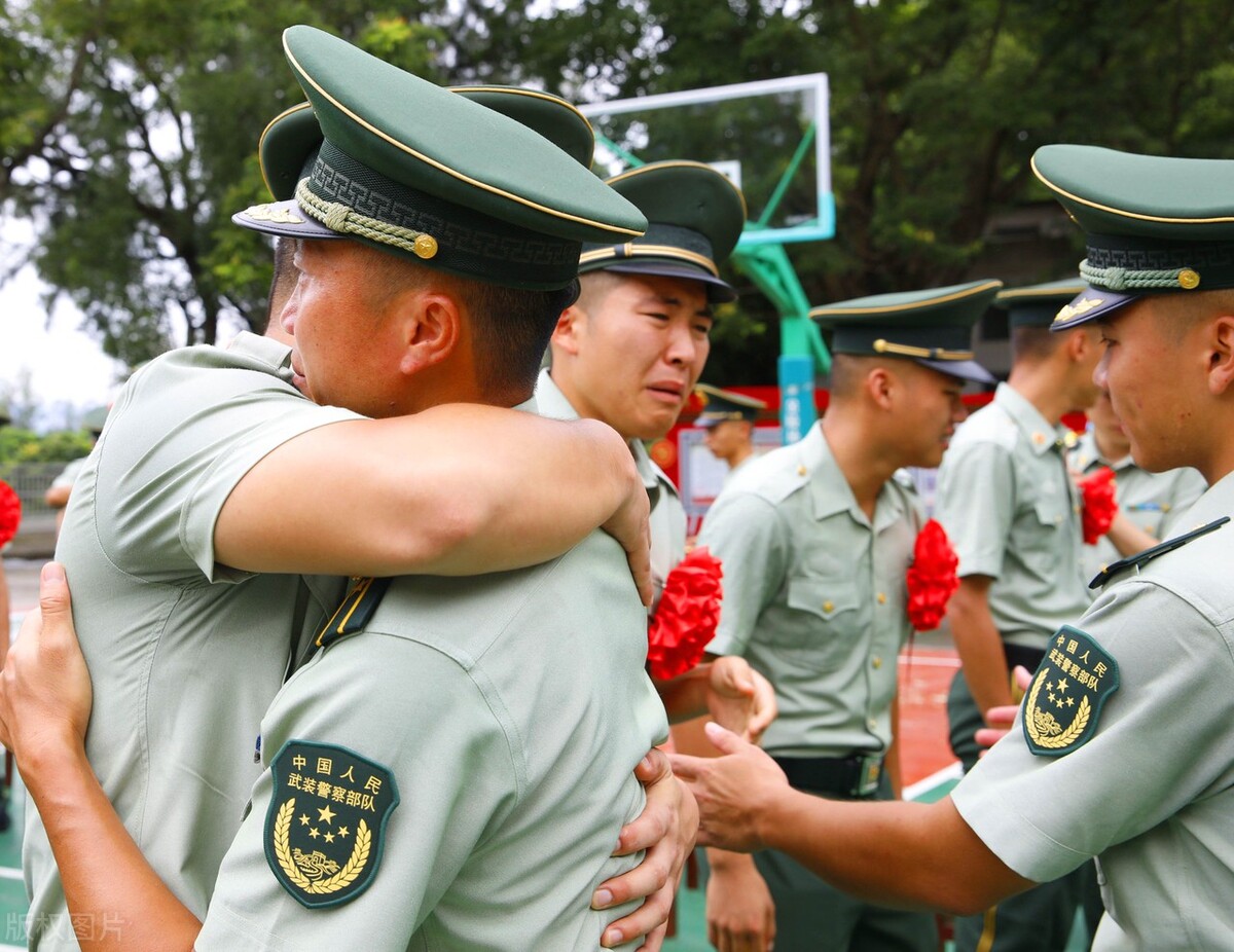 我两个战友，一个副团转业拿8000元工资，一个选择退休拿12000元