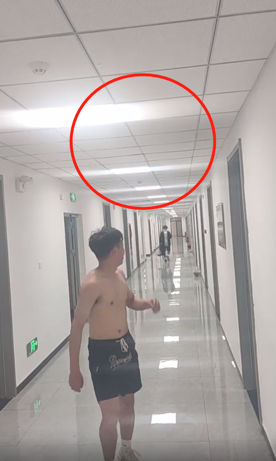 高校版“超级玛丽”，体育生楼内跳高顶破天花板，幸亏不是水泥顶