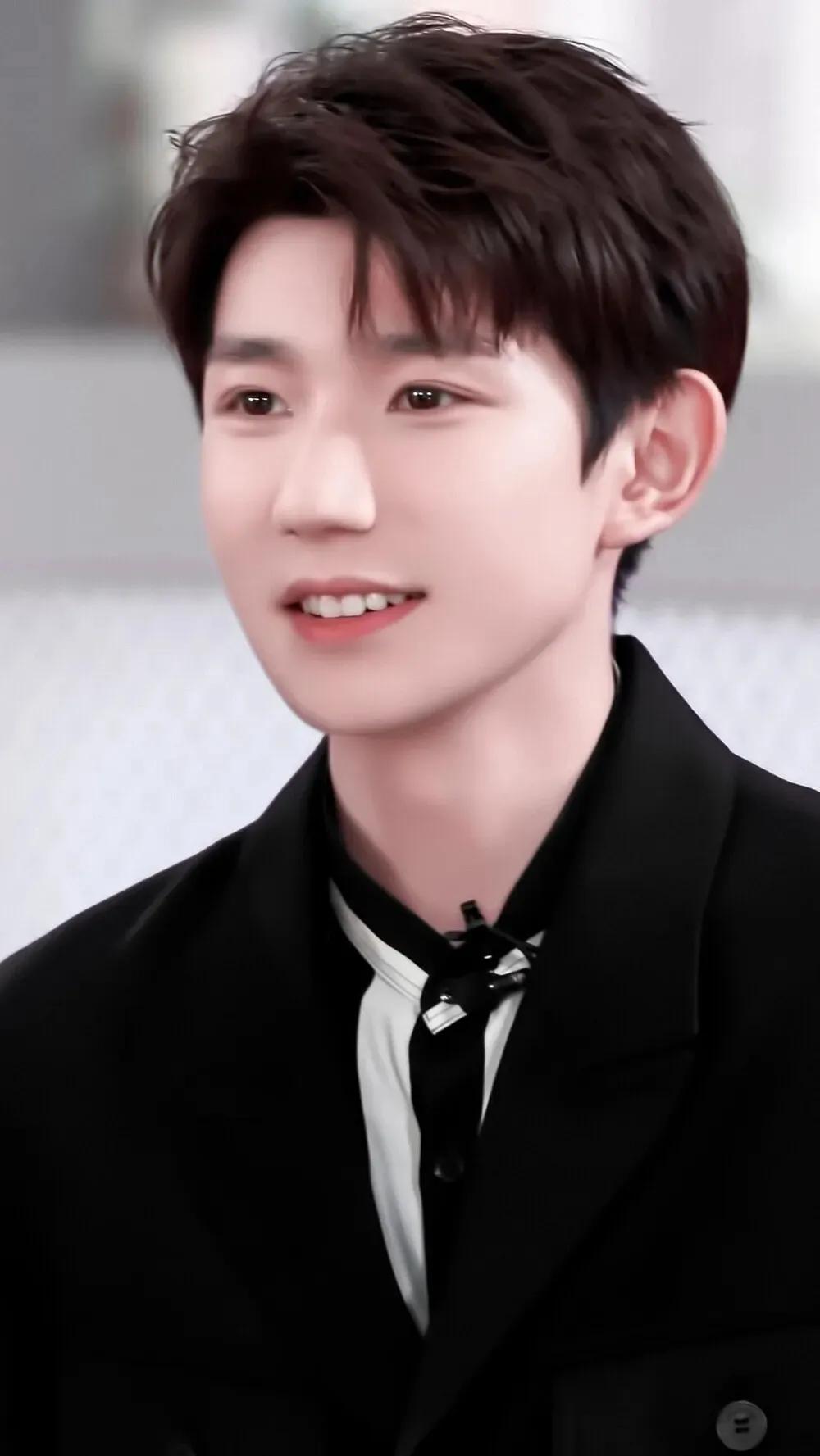 王俊凯易烊千玺王源高清壁纸，哪张壁纸最好看呢